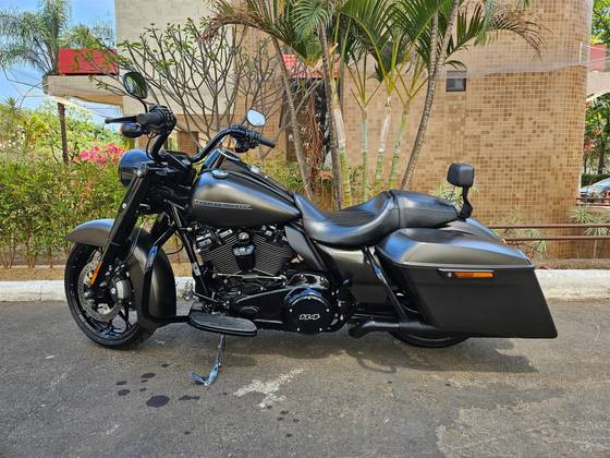 HARLEY-DAVIDSON ROAD KING SPECIAL 